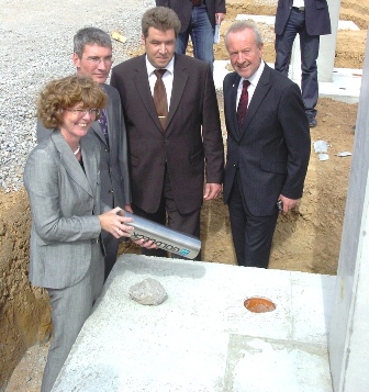 23.06.2009, Grundsteinelegung für Lohfelden I (v.l.n.r.) Frau P. Sommer (TGI), Herr T. Wedekind (TGI),  Herr C. Spangenberg (Nibler Gruppe), Herr M. Reuter (OB Lohfelden)